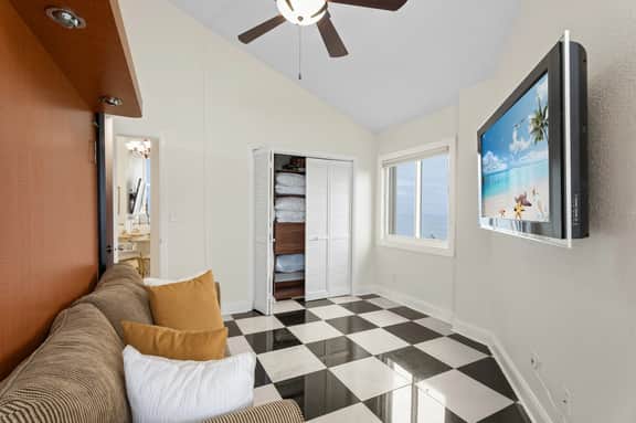 Penthouse By the Sea - Image 5