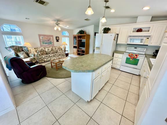 Ocean Breeze Hideaway (V828) - Image 1
